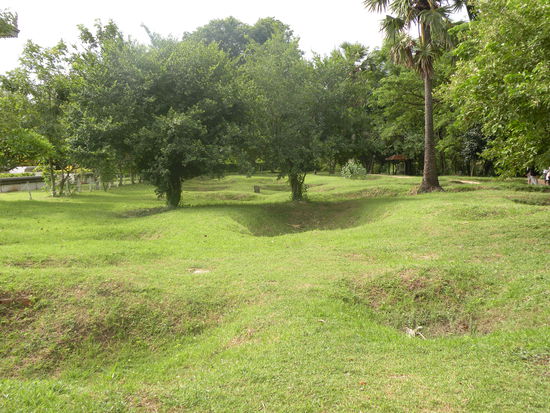 Idyllisches Bild, jedoch sind alle diese Mulden Massengraeber