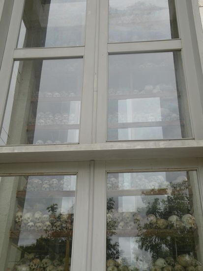 Mahnmal mit tausenden von ausgegrabenen Schaedeln, ein grosser Teil der Massengraeber wurde nicht ausgegraben