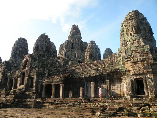 Tempel Bayon, an jedem Turm sind viele Gesichter aus dem Stein gehauen.