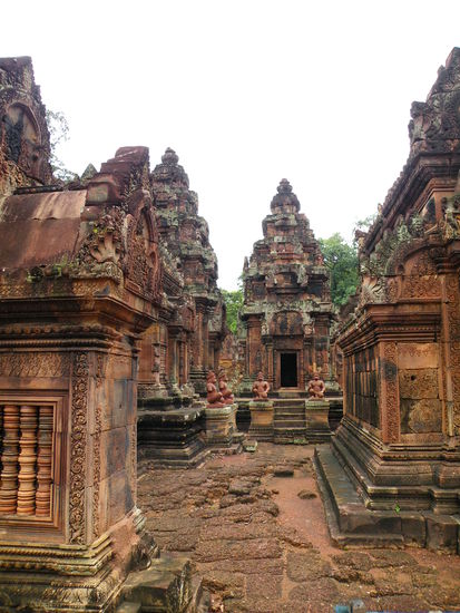 Dieser Tempel (die Restaurierung uebrigens gesponsert von der Schweizer Eidgenossenschaft) traegt uebersetzt den Namen "Zitadelle der Frauen"...