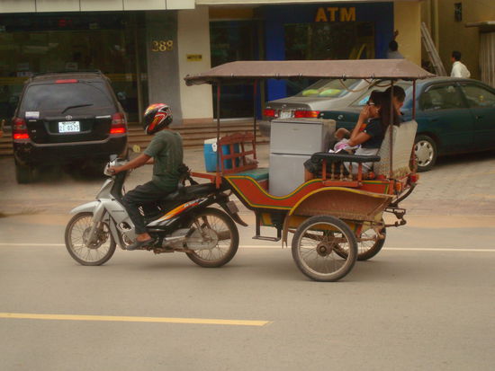 Diese Tuktuks (Moto-remorque) sind das Hauptverkehrsmittel auf Stadtgebiet.