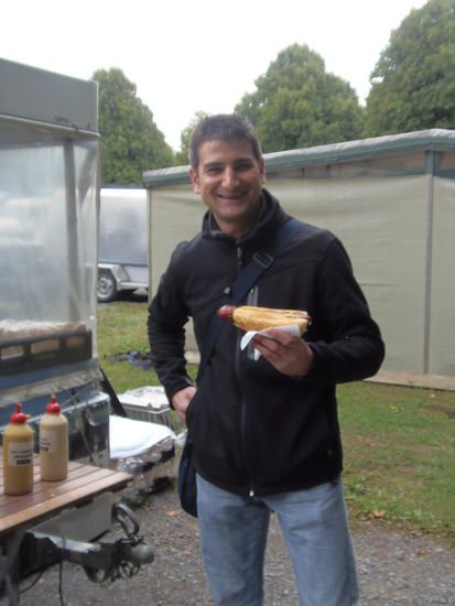 ... geniesst Urs seinen Spicy Hotdog