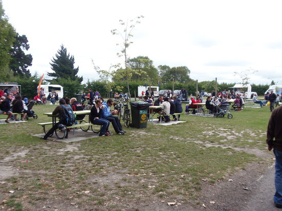 auf dem sonntaeglichen Flohmarkt auf der Pferderennbahn...