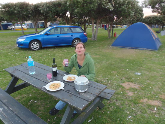 Abends kochen wir uns lecker Spaghetti und genehmigen uns ein Glaeschen Wein