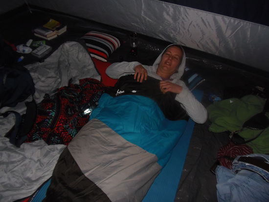 Beim zu Bett gehen hat uns die Realitaet wieder eingeholt und wir kaempfen gegen die Kaelte.