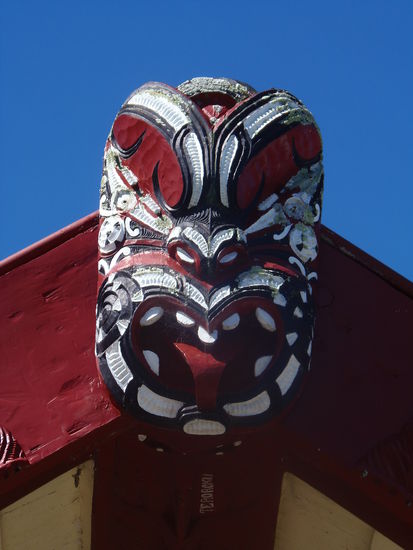 ....mit sehr schoenen Schnitzereien.....