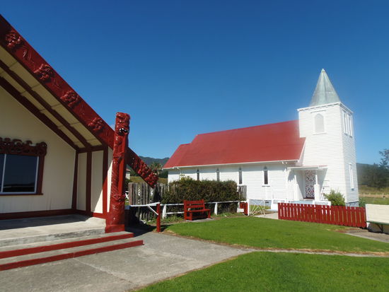 ....direkt neben einer Kirche