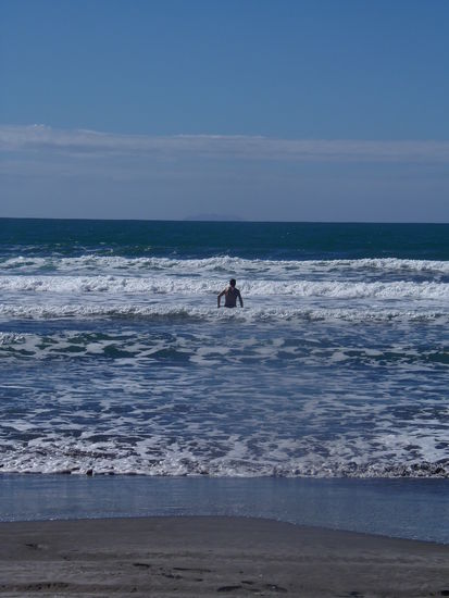 Am Abend muss unbedingt Abkuehlung her. Urs im Pazifik