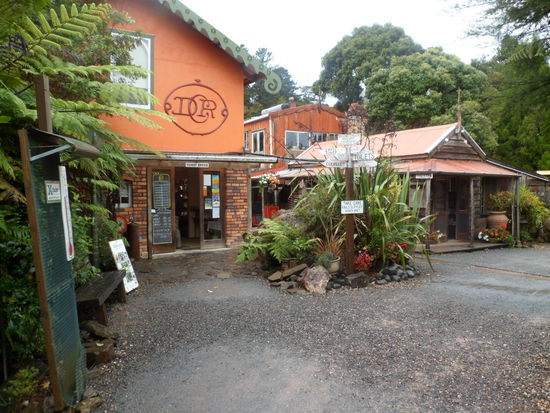 Ein lokaler Kuenstler (Toepferer)und Bastler...