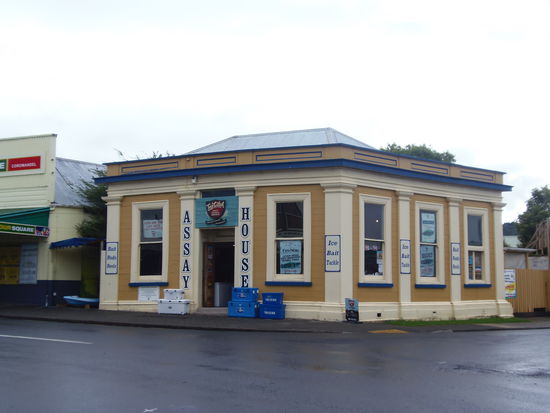 Heute ein Fischereigeschaeft frueher eine Bank