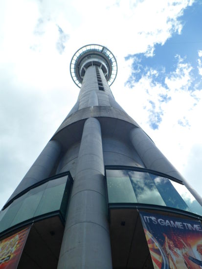 Blick zur Plattform des Sky Towers. Sehr eindruecklich