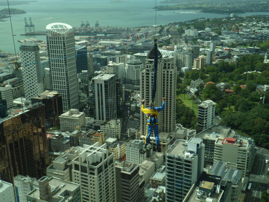 Dieser mutige Rentner stuerzt sich am Bungeeseil vom Skytower
