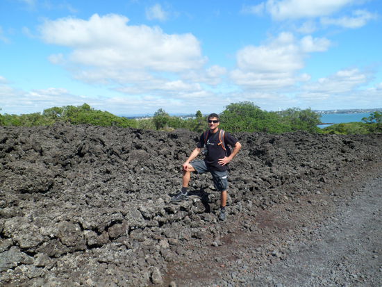 Uns wird immer heisser, waehrend wir uns durch die erstarrten Lavafelder kaempfen