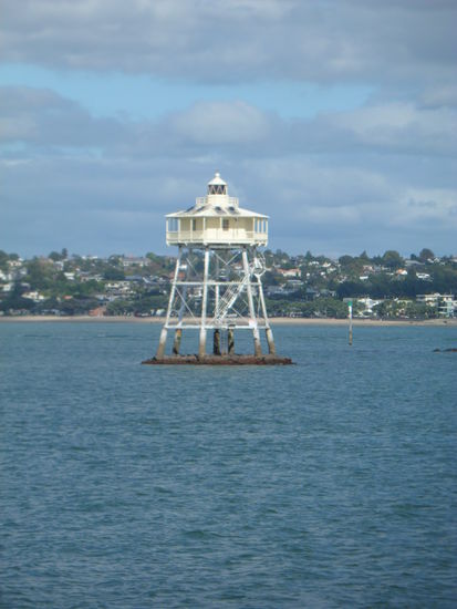 Alter Leuchtturm im Hafen von Auckland