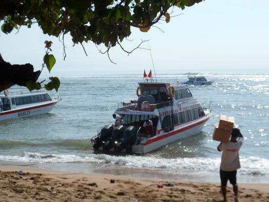 Mit diesem Schiff fahren wir auf die Insel Lembongan