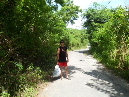 Es ist fast unertraeglich heiss, als wir zu Fuss die Insel erkunden