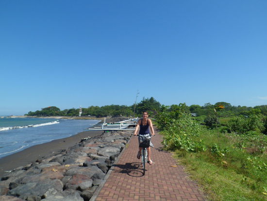 Wir haben fuer die ganze Woche Fahrraeder gemietet, hier die alltaegliche Tour an den Strand