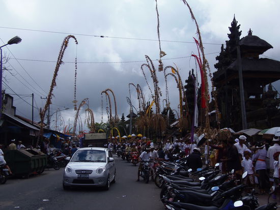 Am Rande des Mount Batur findet in einer schoenen Tempelanlage eine der unzaehligen Zeremonien in Bali statt