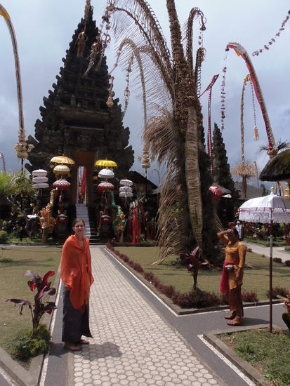 Ordentlich gekleidet duerfen wir den Tempel auch innen besichtigen