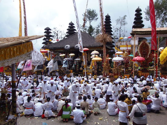 Eine Gruppe beim beten