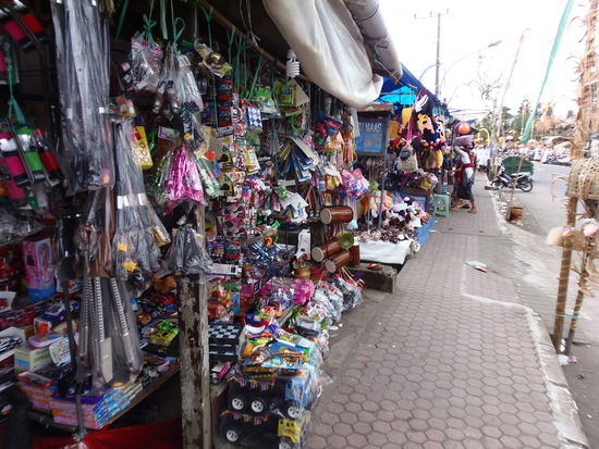 Auch bei solchen Zeremonien duerfen die Marktstaendlein nicht fehlen. Auch hier wird allerhand Kitsch aber auch....