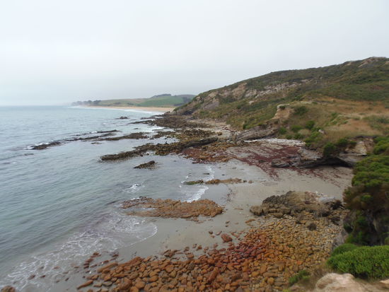 ... rauhe, zerklueftete Kuestenlandschaften