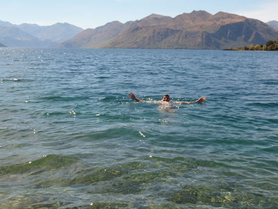 Urs wagt sogar ein Bad im kuehlen Wasser....