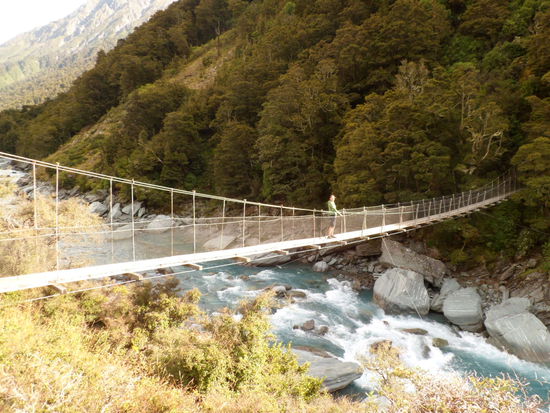 Haengebruecke ueber den Bergbach. Ziemlich wackelige Sache.