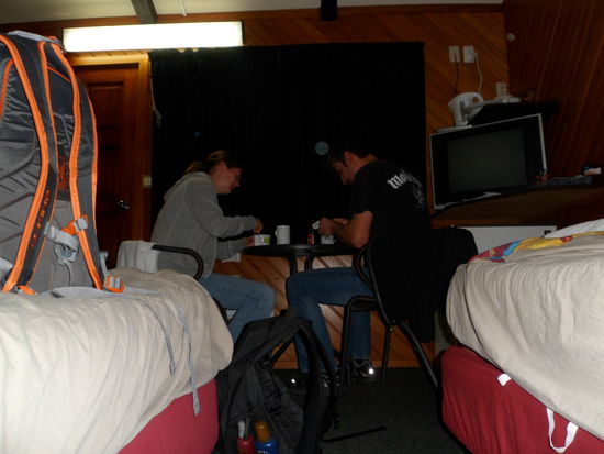 Wir sind froh endlich in einem Hostel zu sein, der ganze Tag war nasskalt und wir brauchen erstmal einen Kaffee