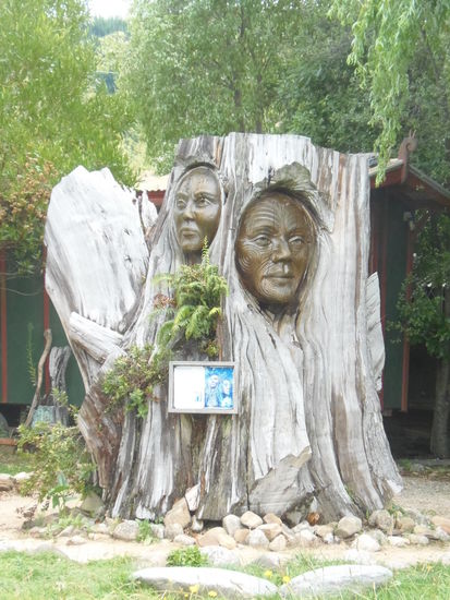 Ein lokaler Kuenstler hat sein Atelier gleich am Parkeingang