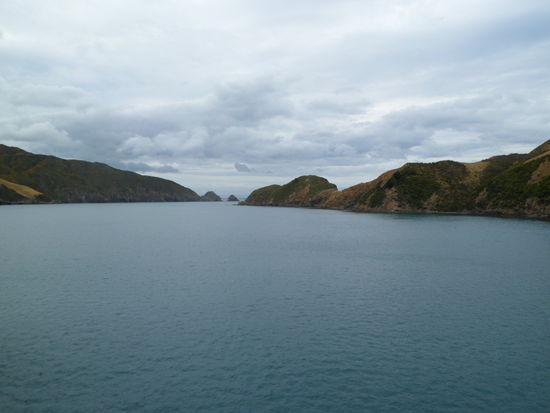 Wir geniessen die Fahrt auf der Faehre durch die Sounds