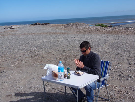 Fruehstueck gibts unterwegs (Wir sind richtige Luxusbackpackers geworden und essen Sushi zum Fruehstueck  )