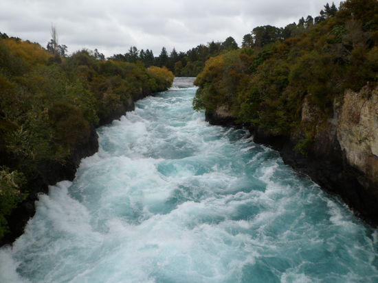 Leider beginnt es zu regnen als wir unsere Wanderung am Fluss entlang beginnen