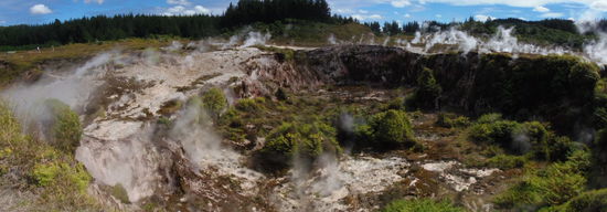 Hier ist es zur Abwechslung mal richtig heiss, wegen all den heissen Daempfen und Blubberloecher