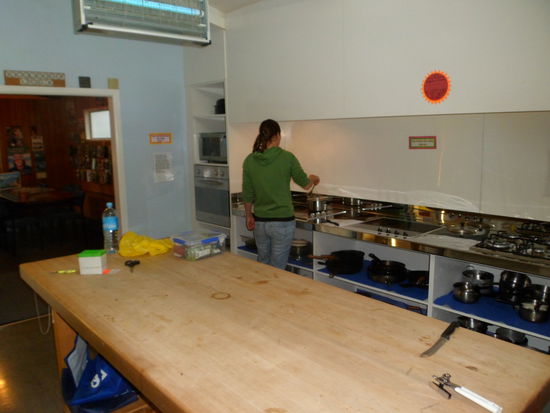 Wir fuehlen uns in der riiieeesigen Hostelkueche fast wie Profikoeche