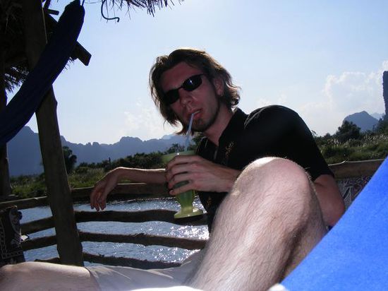 Erfrischung in einer der vielen Bars am Fluss.