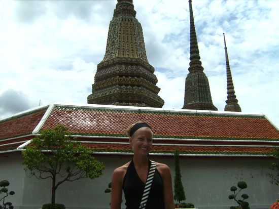 Die Manu, im Hintergrund Wat Po