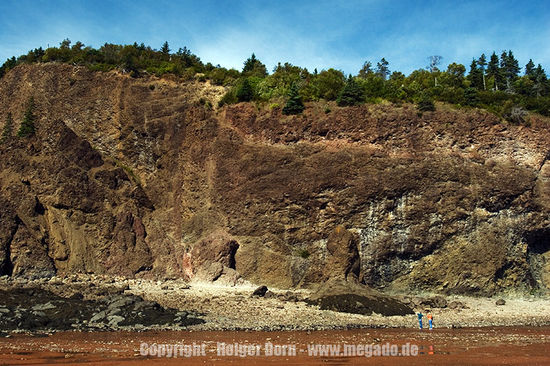 Unten rechts stehen zwei Menschen. Da bekommt man einen Eindruck von der Größe der Klippen.