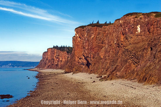 Links am Leuchtturm vorbei sieht man diese Küste.