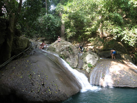 Die dritte Stufe war optimal zum Baden sogar mit natuerlicher Rutsche, einige gingen mit dem Kopf voran, war mir aber zu krass wollte nicht, dass mein Urlaub bzw. mein Leben nach ein paar Tagen in Thailand endet.