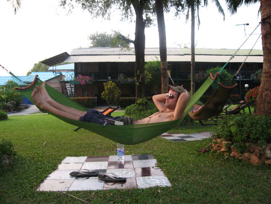 Adrian beim Chillen in unserem Guesthouse, grossartige Aussicht auf den Fluss dort.