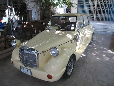 Ein uralter Mercedes Benz im Museum