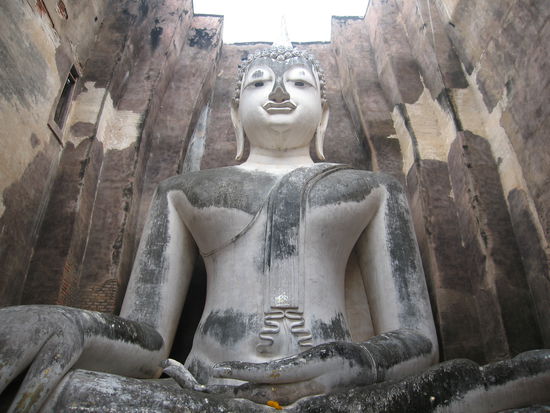 Riesiger Buddha, so um die 30 Meter hoch