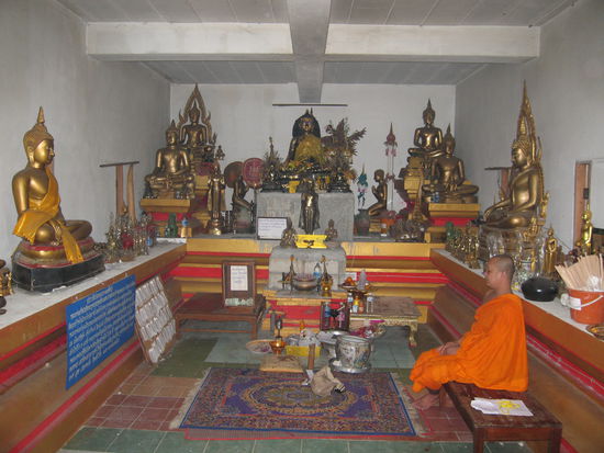 Mit dem Moench habe ich mich ne Stunde ueber den Buddhismus und die thailaendische Lebensweise unterhalten, war ganz aufschlussreich