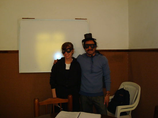 Sharon und unser Lehrer Adrián im Zorrokostuem