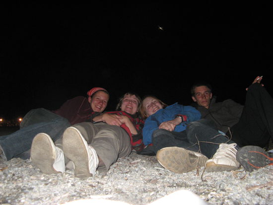 Roschi, Manu, Sarah und Luc am Lake Wanaka kurz vor Mitternacht