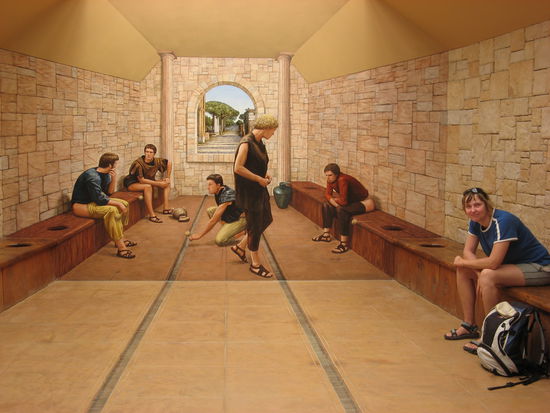 Manu in netter Gesellschaft auf der roemischen Toilette