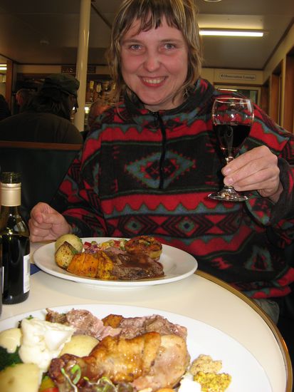 Lecker Abendbrot mit einem Glas Wein