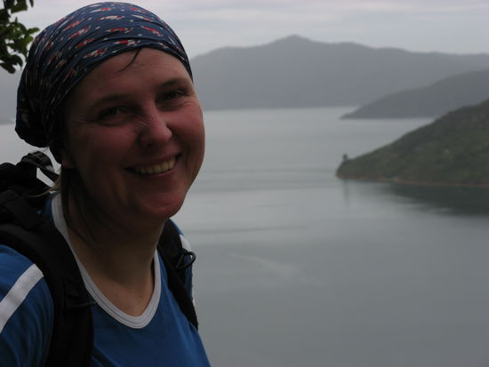 Manu vor einem Aussichtpunkt