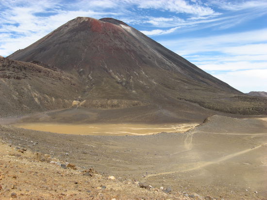 Vulkan Mt. Ngauruhoe (im Hintergrund) und Central Crater (Ebene im Vordergrund)